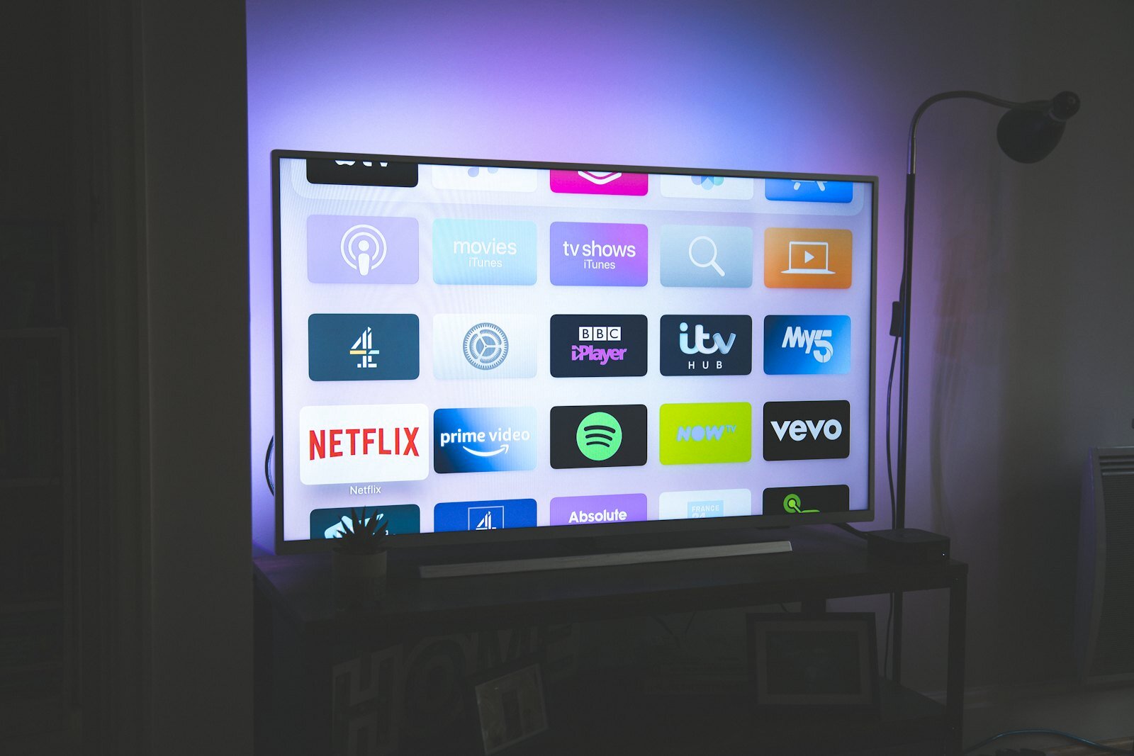 Salonda duvara monte edilmiş LED televizyon
